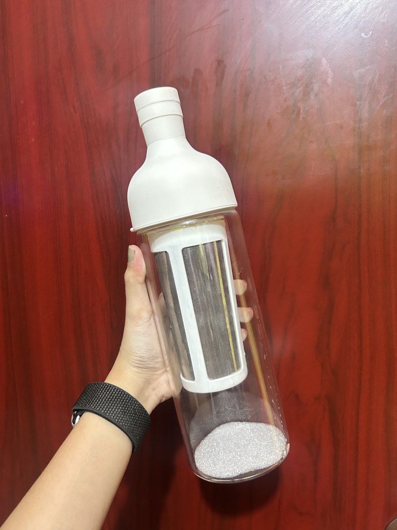 Hario-dupe cold brew pitcher (Category: Coffee & Tea Tableware) located in Manila. Submitted by thriftmaaa (Listing ID 1451704507, Image 1). Description: -silicone lid (can separate small lid and mouth of the glass) -glass body -fine mesh - 1L White only.