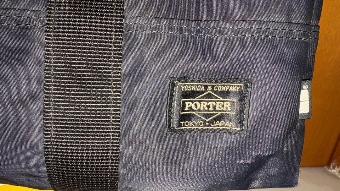 Head porter 手袋 側咩側背袋包 書包手挽袋 奶粉袋 （分類：手袋及銀包）位於 Hong Kong。 由 pikachuww 提交（商品編號 1451874419，圖片 2）。簡介： 日版head porter 袋 可上膊側咩 大約43cm 闊可放f4 高33cm 返工袋書 出外旅行粗用都好好 有內袋一格 底部有點點磨蝕。