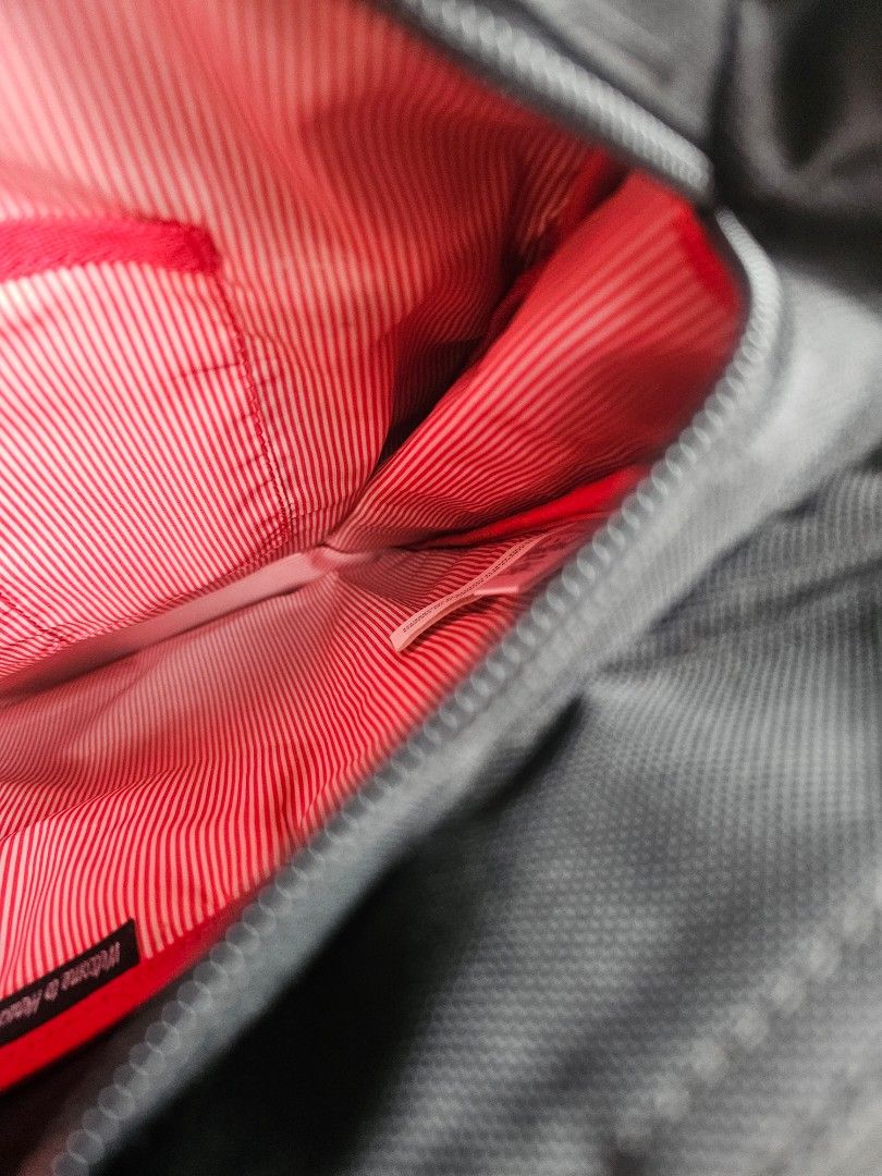 Herschel laptop tote bag (Category: Laptop Bags & Sleeves) located in Manila. Submitted by onlinesmartshopping12 (Listing ID 1451899121, Image 2). Description: no issue with tag paper bag and plastic.