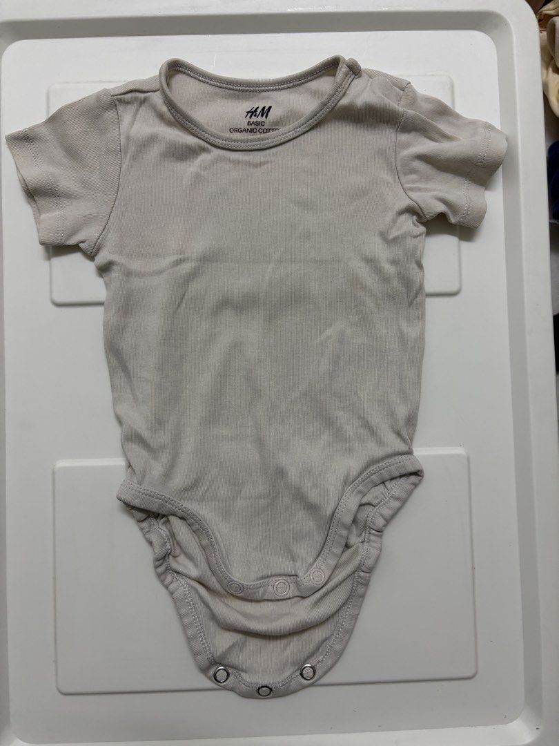 H&M top (4-6 months) (2) (Category: Babies & Kids Fashion) located in Cheras. Submitted by asyrafroslan91 (Listing ID 1451859615, Image 3). Description: 💯% original H&M 4-6 months RM5 per piece .