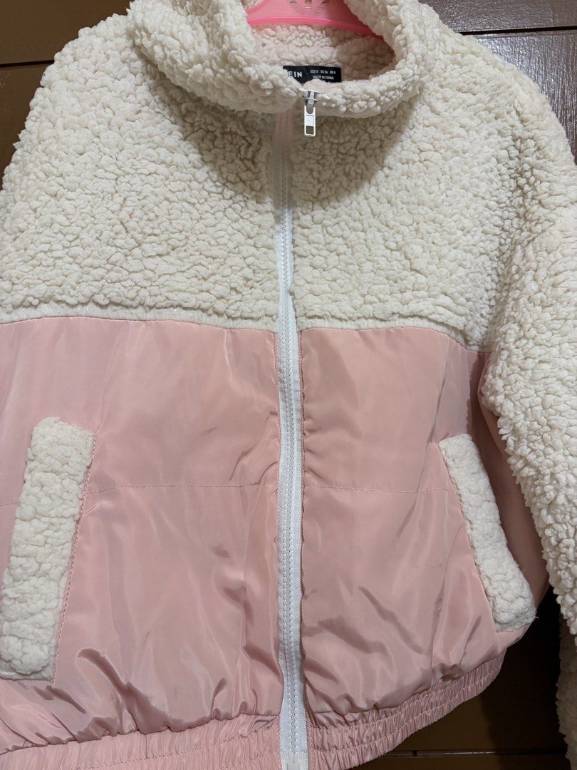 Jacket (Category: Coats, Jackets and Outerwear) located in Pasig City. Submitted by airaaaaaaaa918 (Listing ID 1451895641, Image 3). Description: .