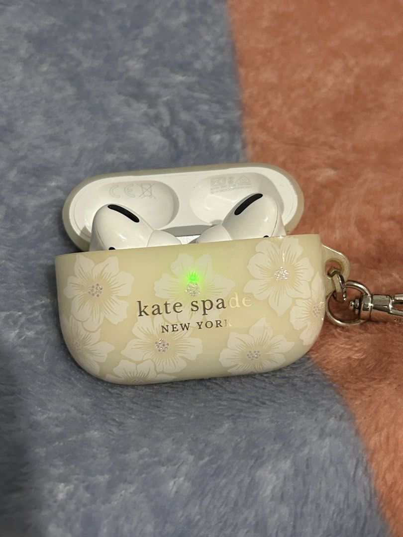Kate Spade Airpods Pro Case (Category: Headphones & Headsets) located in Manila. Submitted by h07wh3els (Listing ID 1451829282, Image 2). Description: Original Kate Spade Case for Apple Airpods Pro.