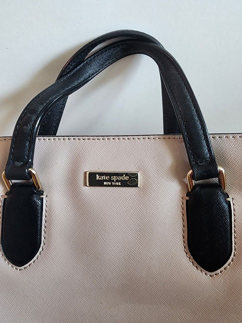 Kate Spade Bag （分類：單肩包）位於 Hong Kong。 由 kenixcy22 提交（商品編號 1451721666，圖片 1）。簡介： - Brand: Kate Spade - Type: Handbag - Color: Beige and Black - Design: Two-tone color block with signature logo plate - Features: Sturdy top handles, organized interior compartments - Condition: Good - Brought from Canada outlet shop *Please note, no more shoulder stripe. 。