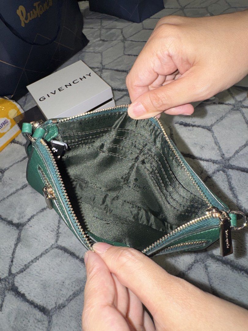 Kate Spade Convertible Wristlet (Category: Wallets & Card holders) located in Quezon City. Submitted by trichrox (Listing ID 1451730342, Image 3). Description: Kate Spade Convertible Wristlet in Deep Jade.