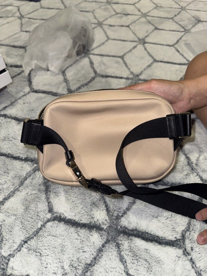 Kate Spade Crossbody Bag (Category: Cross-body Bags) located in Quezon City. Submitted by trichrox (Listing ID 1451734342, Image 2). Description: Kate Spade Crossbody Bag.