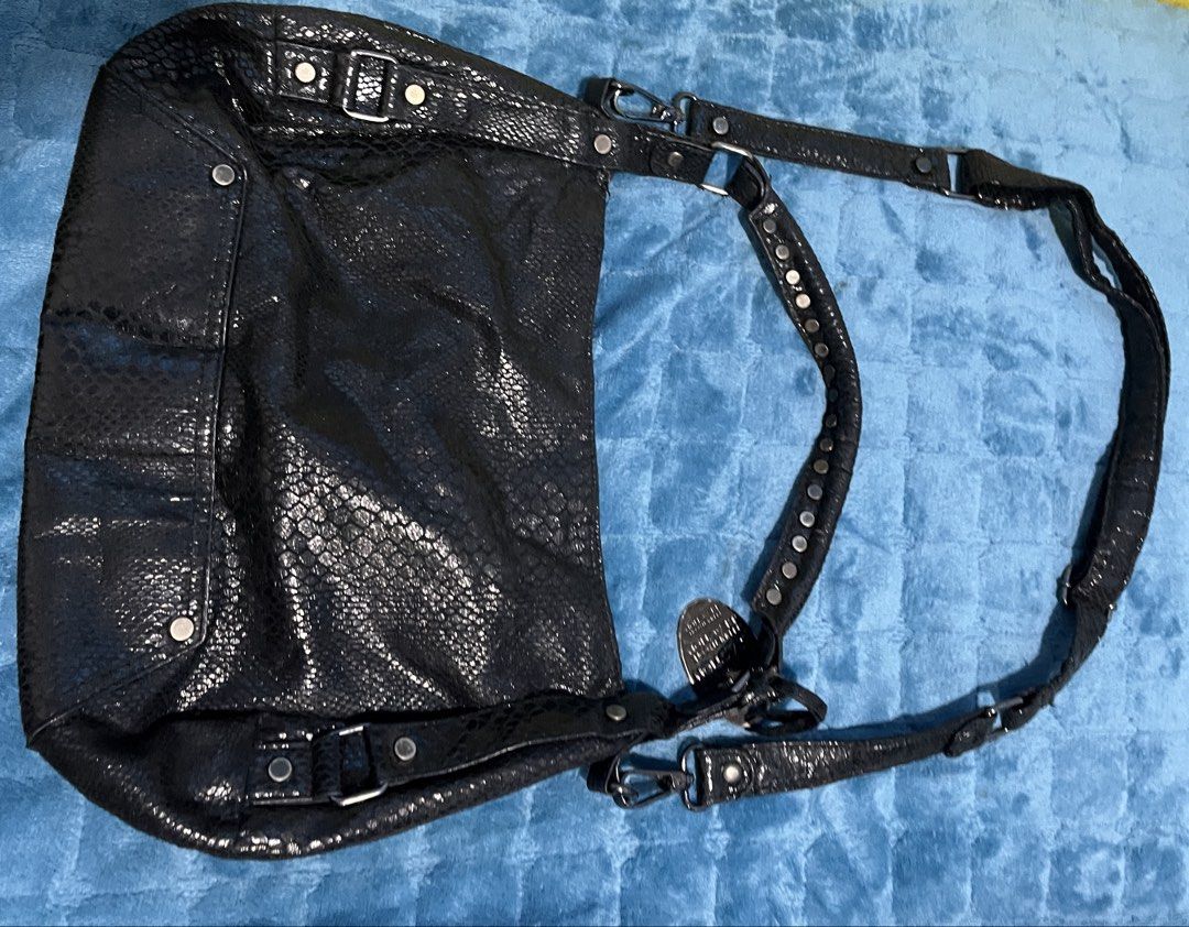 kenneth cole glossy black teo way Bag (Category: Shoulder Bags) located in Paranaque City. Submitted by lcristobal (Listing ID 1451800235, Image 3). Description: .