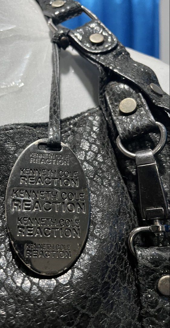 kenneth cole glossy black teo way Bag (Category: Shoulder Bags) located in Paranaque City. Submitted by lcristobal (Listing ID 1451800235, Image 2). Description: .