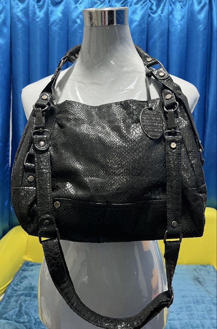 kenneth cole glossy black teo way Bag (Category: Shoulder Bags) located in Paranaque City. Submitted by lcristobal (Listing ID 1451800235, Image 1). Description: .