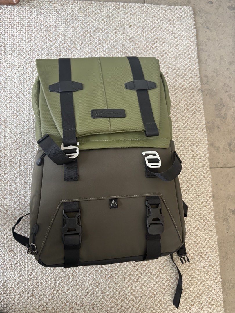 K&F backpack （分類：相機袋）位於 Hong Kong。 由 swiftstone_f043a7 提交（商品編號 1451714278，圖片 1）。簡介： Hey there! Selling this awesome K&F Concept backpack, perfect for photographers or anyone who needs a stylish and functional bag. The olive green and dark grey color combo looks super sleek, and it's got plenty of space inside with customizable dividers to keep your gear safe and organized. The straps are padded for comfort, making it great for carrying around Hon
