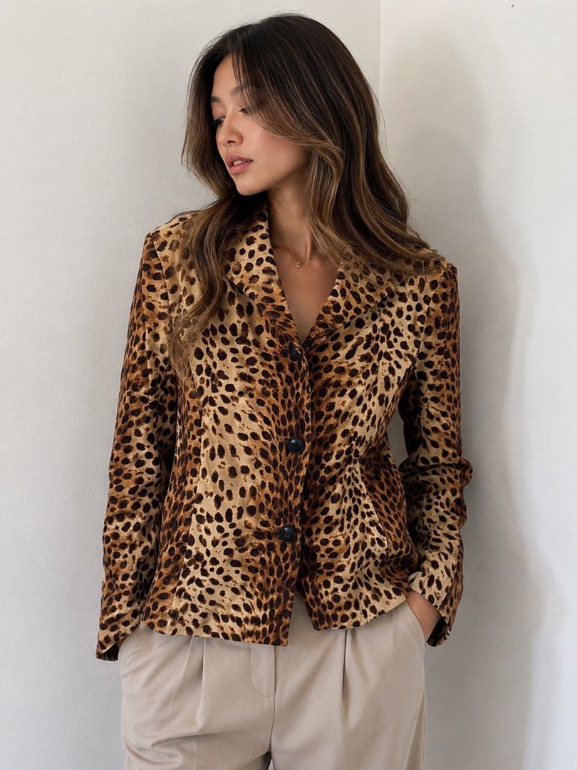 Leopard Jones New York Blazer (Category: Coats, Jackets and Outerwear) located in Mexico. Submitted by studioleraph (Listing ID 1451792400, Image 1). Description: BLZ 05 - B 📏 Measurements (in inches): • Shoulder: 18 • Chest: 23 • Length: 24 • Armhole: 18 🫶 See Brand on Photo 🔥 The model photos are AI-generated for styling and fit visualization only. 👗 The actual item being sold is the original garment shown in the product photos. Small diffe