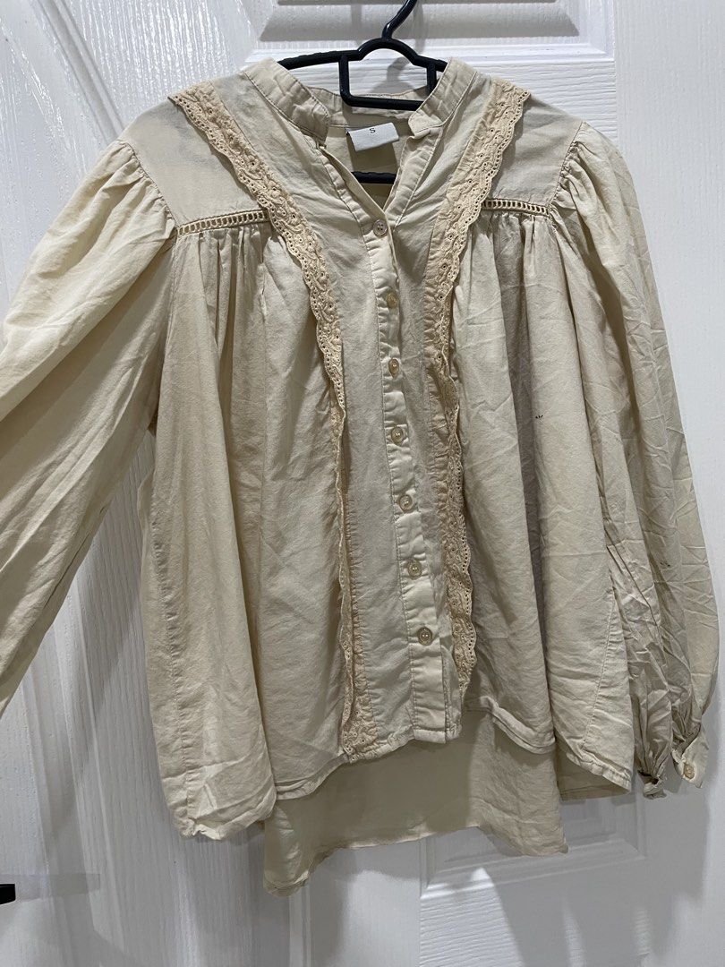 Light creme blouse (Category: Blouses) located in Alor Gajah. Submitted by coolcat.928cb3 (Listing ID 1451732084, Image 1). Description: Good condition. Ada defect sikit kena pen. Jenis cotton sejuk..