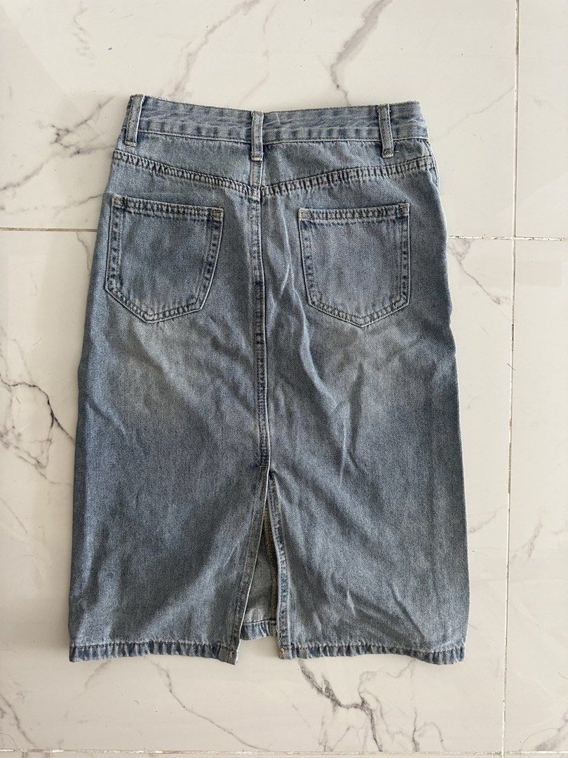 Light Wash Denim Midi Skirt with Slit (Category: Skirts) located in Manila. Submitted by psycheius (Listing ID 1451718072, Image 2). Description: .