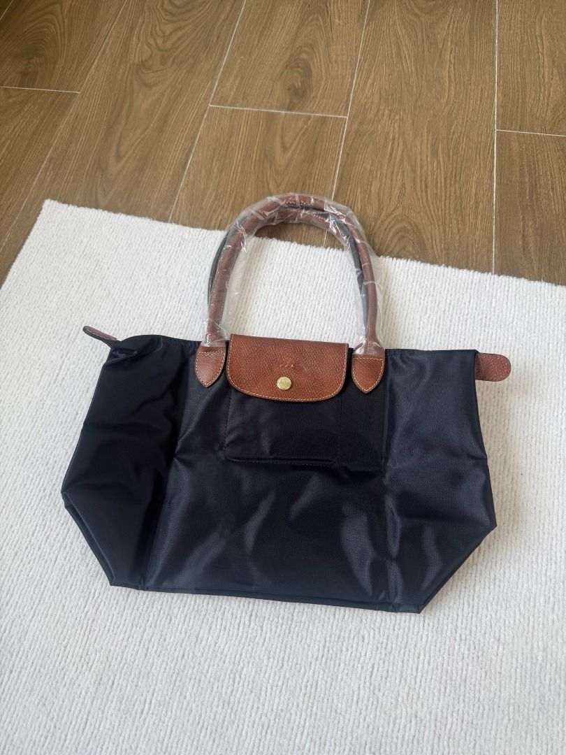 Longchamp Black Le Pliage Medium Short Handle Tote Bag (Category: Tote Bags) located in Kuala Lumpur. Submitted by happyowl.ec2942 (Listing ID 1451749381, Image 2). Description: Authenticity Promise 100% genuine outlet goods with full original packaging. 💸 Fixed Low Price Thin profit margin, firm price, no bargaining 🎁 Bundle Deal Special discount on the second item for 2-piece orders. ✈️ Shipping Info Only courier delivery, no meetups. 5 worki