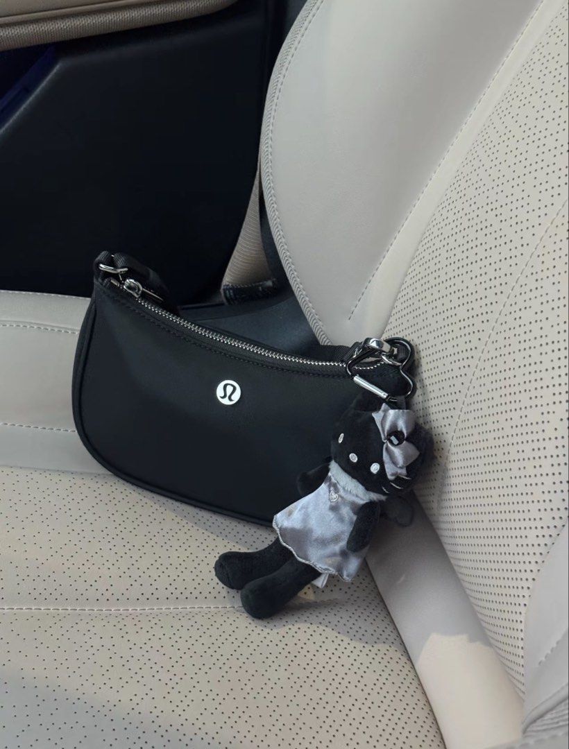 Lululemon Black Crescent Shoulderbag Essential 1L (Category: Shoulder Bags) located in Manila. Submitted by levelup0 (Listing ID 1451886025, Image 3). Description: - Lululemon black crescent shoulder bag - Ideal size for carrying essentials - Secure zipper closure - Includes a cute keychain - Perfect for everyday use.