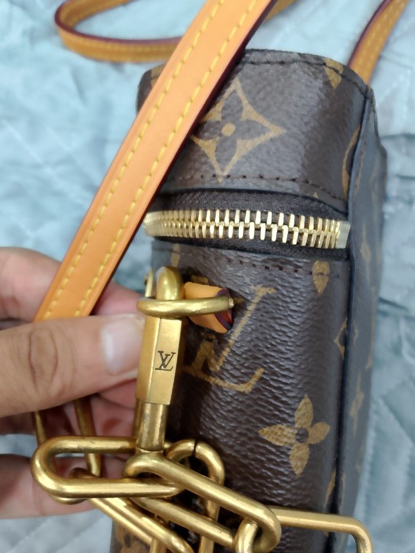 LV (Category: Luxury Bags & Wallets) located in Manila. Submitted by juanfindssss (Listing ID 1451783674, Image 3). Description: Excellent condition No Major Flaws just minimal signed of usage Pre-owned Still negotiable Make an offer just DM me🙌🙌.