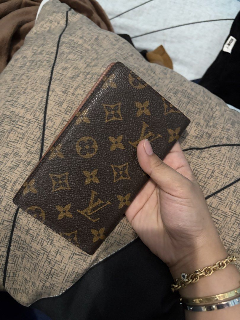 Lv Passport/Wallet (Category: Wallets & Card holders) located in Muntinlupa City. Submitted by allyouneedisluxx (Listing ID 1451873571, Image 2). Description: Lv Passport/Wallet Cleaned one side pocket No lagkit No inclusion.