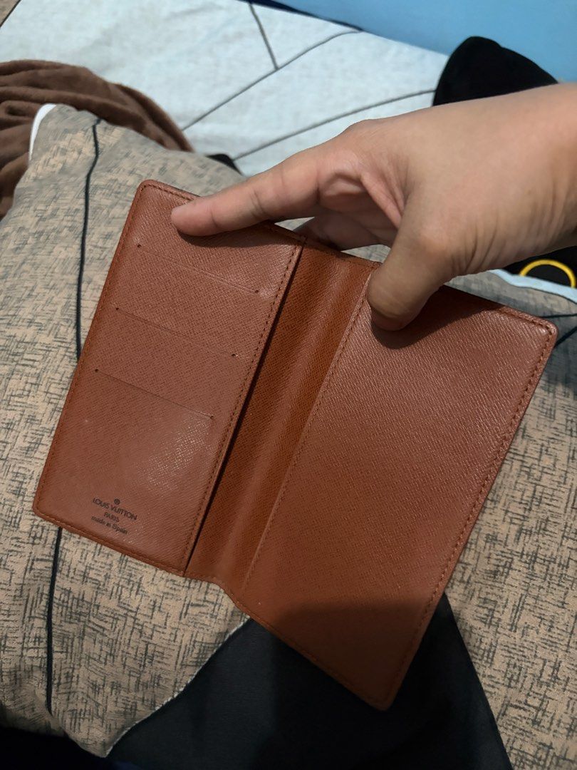 Lv Passport/Wallet (Category: Wallets & Card holders) located in Muntinlupa City. Submitted by allyouneedisluxx (Listing ID 1451873571, Image 3). Description: Lv Passport/Wallet Cleaned one side pocket No lagkit No inclusion.
