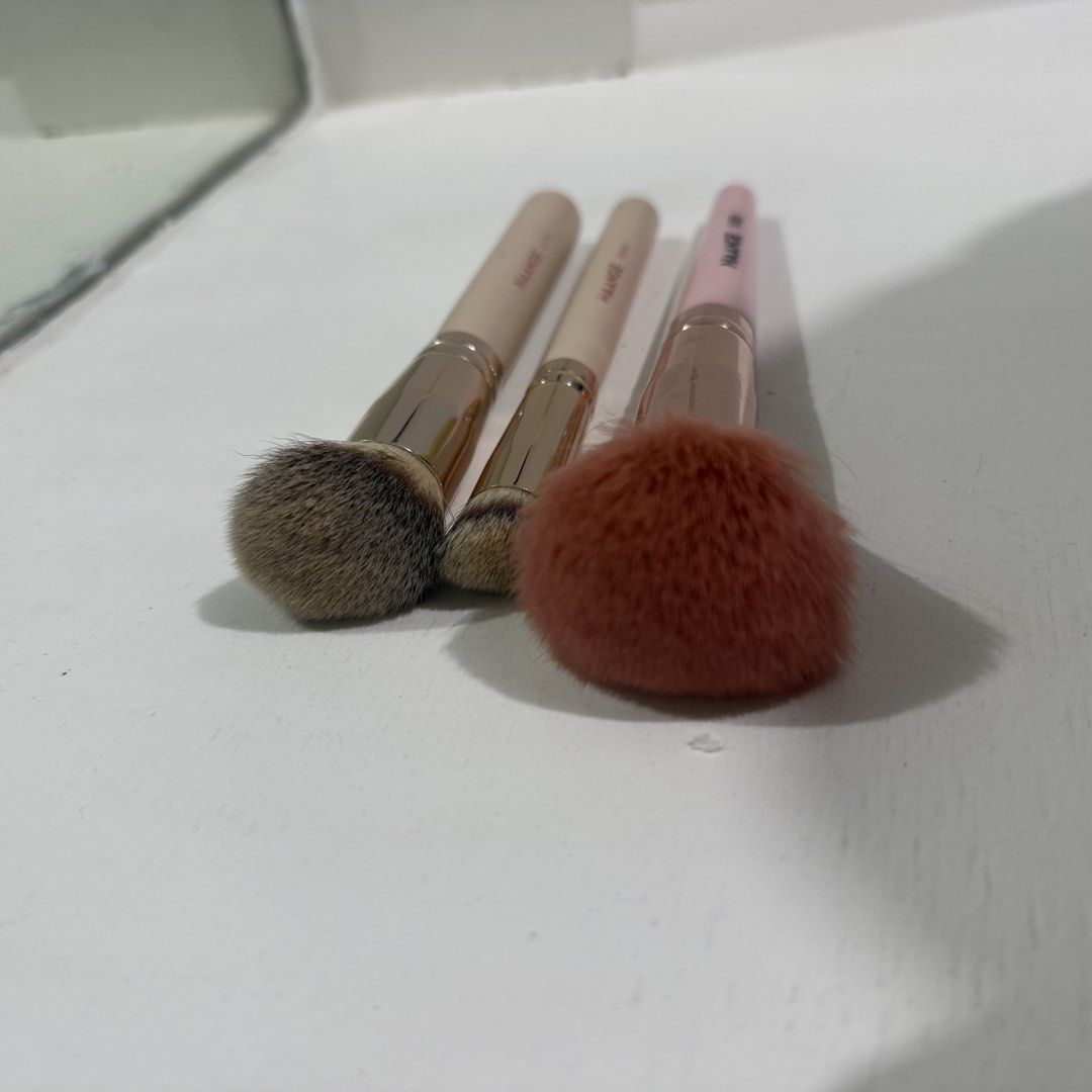 MAANGE Set - Makeup Brush (Category: Makeup) located in Bulacan. Submitted by annesandiego (Listing ID 1451793811, Image 2). Description: washed already but you can deep clean it for hygiene purposes used a few times loc: sta. maria, bulacan.