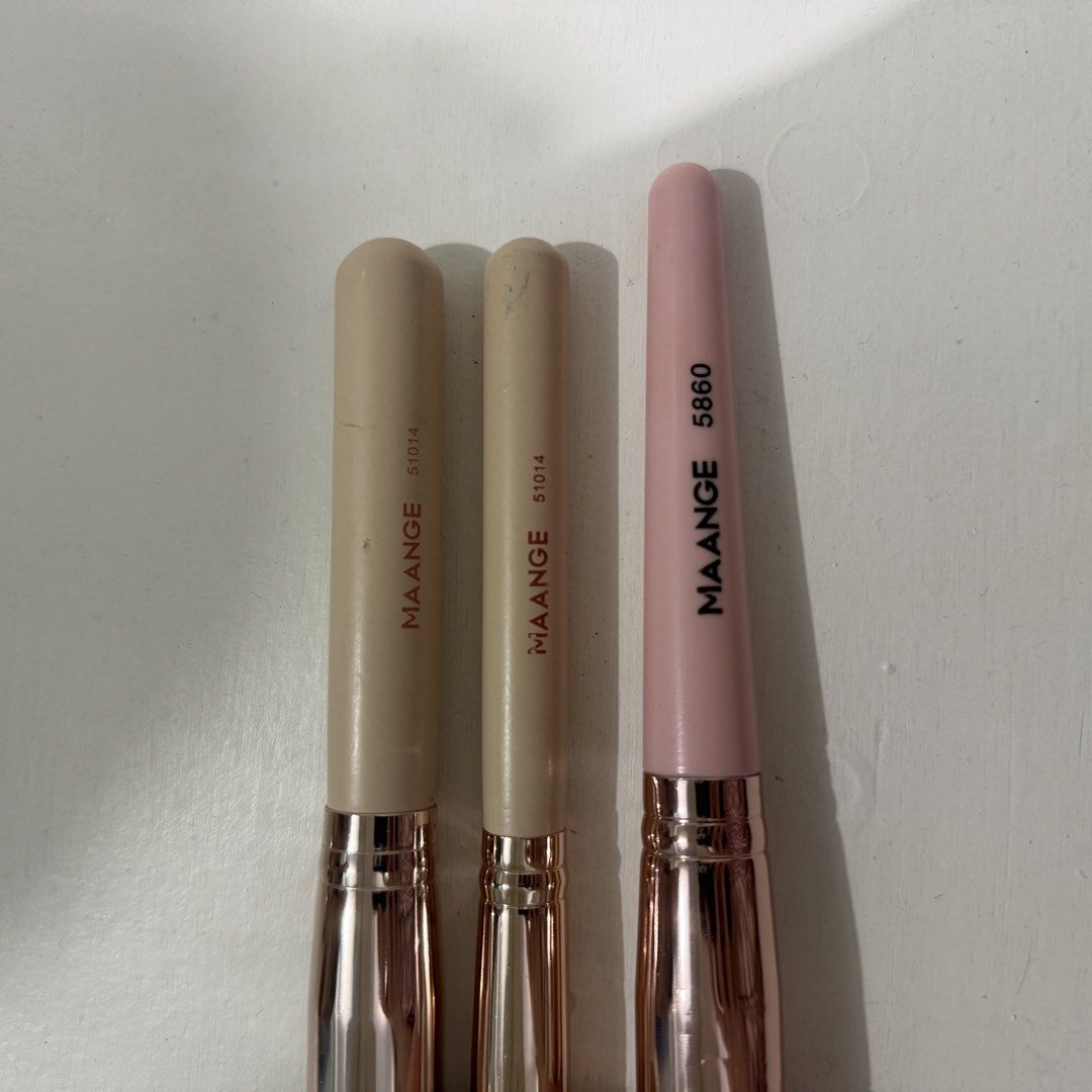 MAANGE Set - Makeup Brush (Category: Makeup) located in Bulacan. Submitted by annesandiego (Listing ID 1451793811, Image 3). Description: washed already but you can deep clean it for hygiene purposes used a few times loc: sta. maria, bulacan.