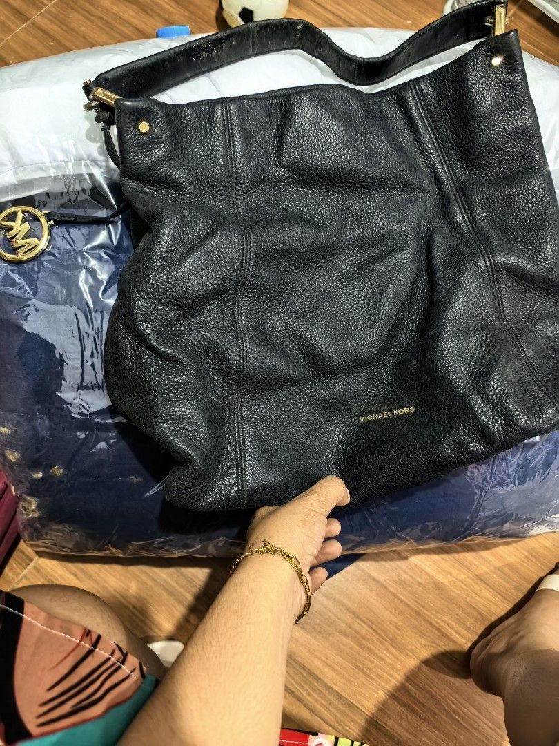 mic hael kors bag (Category: Shoulder Bags) located in Taguig. Submitted by badeth26 (Listing ID 1451771549, Image 3). Description: need cleaning, see flaws in the photo negotiable rfs decluttering.