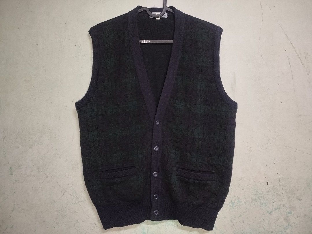 Miyake Design Studio Knitted Vest (Category: Vests) located in San Juan City. Submitted by reddvelasquez4298 (Listing ID 1451741378, Image 1). Description: Miyake Design Studio Knitted Vest 20 Width 24 Length Good Condition Issues minimal himulmol, maliit na butas, Check photos. 😁 1800 pesos PM.