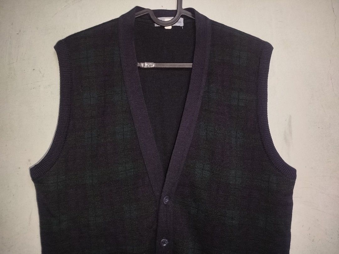 Miyake Design Studio Knitted Vest (Category: Vests) located in San Juan City. Submitted by reddvelasquez4298 (Listing ID 1451741378, Image 3). Description: Miyake Design Studio Knitted Vest 20 Width 24 Length Good Condition Issues minimal himulmol, maliit na butas, Check photos. 😁 1800 pesos PM.