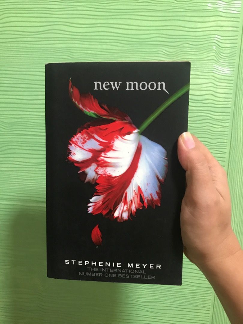 New Moon by Stephenie Meyer - Twilight Saga (Category: Storybooks) located in Dumarao. Submitted by mellowbabe23 (Listing ID 1451851887, Image 1). Description: - New Moon by Stephenie Meyer - International number one bestseller - Part of the Twilight Saga - Great read for fans of vampires and romance.
