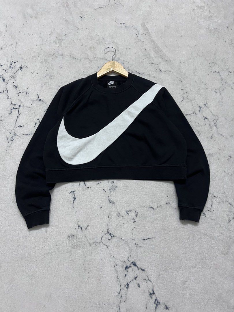 NIKE BIG SWOOSH CROPTOP SWEATSHIRT (RETAIL RM 200++) (Category: Longsleeves) located in Ipoh. Submitted by vilecrispy (Listing ID 1451882520, Image 1). Description: NIKE BIG SWOOSH CROPTOP SWEATSHIRT SIZE S (PIT 21.5 "/ LABUH 17") COND. 9/10.