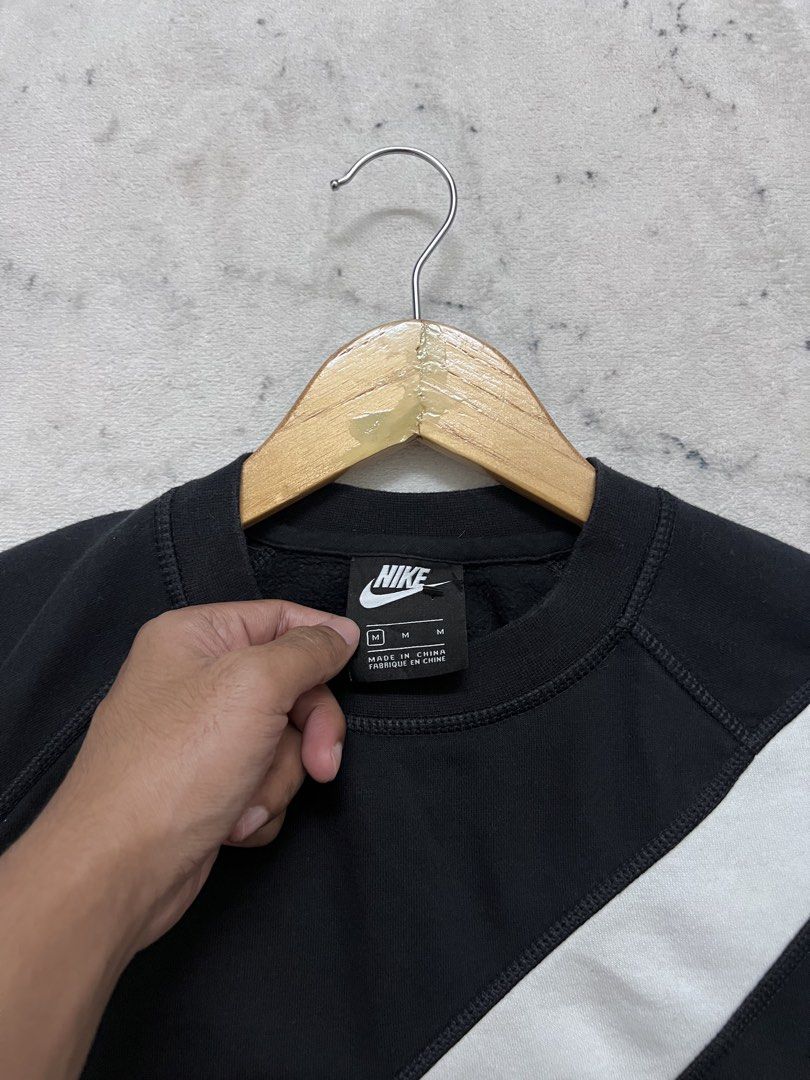 NIKE BIG SWOOSH CROPTOP SWEATSHIRT (RETAIL RM 200++) (Category: Longsleeves) located in Ipoh. Submitted by vilecrispy (Listing ID 1451882520, Image 3). Description: NIKE BIG SWOOSH CROPTOP SWEATSHIRT SIZE S (PIT 21.5 "/ LABUH 17") COND. 9/10.