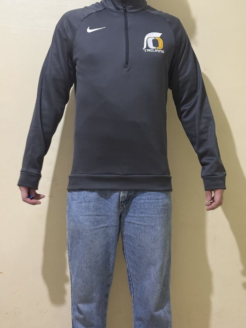 Nike Quarter Zip (Category: Activewear) located in Quezon City. Submitted by rygba (Listing ID 1451813599, Image 3). Description: 📌 Please manage your expectations 📌 Payment first before shipping of item 📌 Shipment will be available next day after purchase (might change on some conditions). 📌 Posted price is final, no lowballers Nike Long Sleeves 💵 Price: ₱100 ⏲️ Measurements Width: 20in Length: 28in Sleeve Length: 21in Model: 5'6ft/67kg Mal