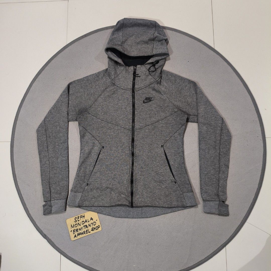 Nike tech fleece for women's (Category: Coats, Jackets and Outerwear) located in Calatrava. Submitted by ermitany0 (Listing ID 1451804281, Image 1). Description: Tf women's Very good condition Size: Small on tag Width x length: 17x22" Issue: sa right armpit ( see photos ) Please check photos for more details ✅⬇️ Location: Negros Occidental Pm if interested 📩📩📩📩.