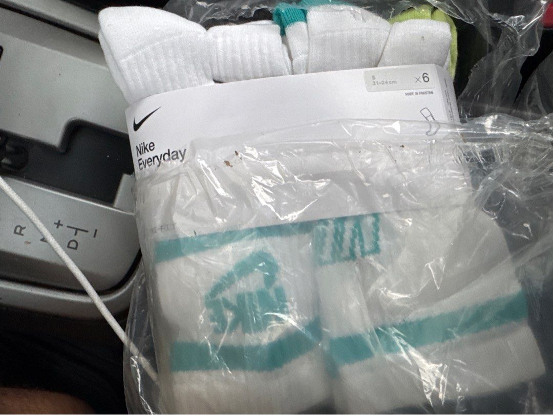 Nike Unisex Everyday Socks (6 Pairs) (Category: Socks) located in Pasig City. Submitted by luigiramirez_31 (Listing ID 1451767047, Image 1). Description: - Pack of 6 Nike Everyday socks - Size: S (fits 21-24cm) - Ideal for daily wear - Made in Pakistan - 250/pair.