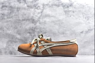 (Category: ) located in . Submitted by Outlet.Sneakers (Listing ID 1451764632, Image 1). Description: .