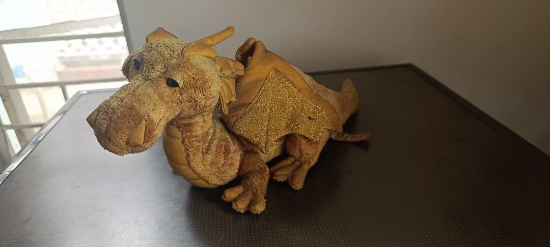 Original Douglas Dragon Plush with Tag – Pre-loved (Category: Plushies & Soft Toys) located in Marikina City. Submitted by grandwind.1d6ce4 (Listing ID 1451700279, Image 3). Description: Original Douglas The Cuddle Toy Dragon Plush • Pre-loved • With original Douglas tag • Good condition (please see photos) • No major tears or damage • Great for collectors or display Price: ₱1,500 (Negotiable) 📍 Meet-up: Marikina Area 📦 Shipping: Available nati