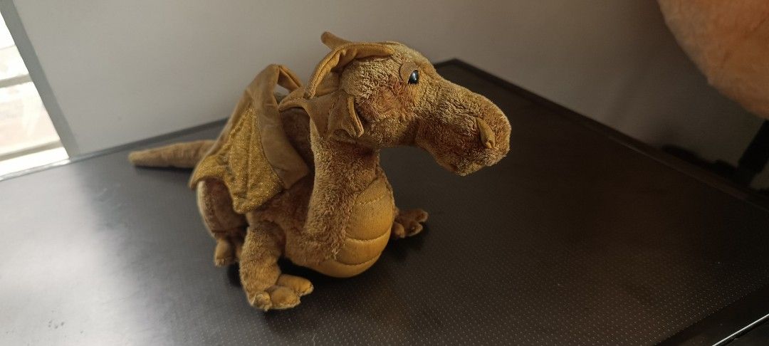 Original Douglas Dragon Plush with Tag – Pre-loved (Category: Plushies & Soft Toys) located in Marikina City. Submitted by grandwind.1d6ce4 (Listing ID 1451700279, Image 2). Description: Original Douglas The Cuddle Toy Dragon Plush • Pre-loved • With original Douglas tag • Good condition (please see photos) • No major tears or damage • Great for collectors or display Price: ₱1,500 (Negotiable) 📍 Meet-up: Marikina Area 📦 Shipping: Available nati