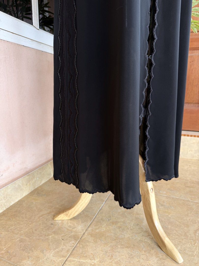 Outerware Dubai (Category: Baju Kurung & sets) located in Kota Bharu. Submitted by eong_mymoon (Listing ID 1451864003, Image 3). Description: Sy nak letgo abaya / mukhawar sy sememang utk size badan S/M sahaja. Sy nak clear wardrobe sy . InsyaAllah material dan condition masih baik. Boleh rujuk gambar ya ..