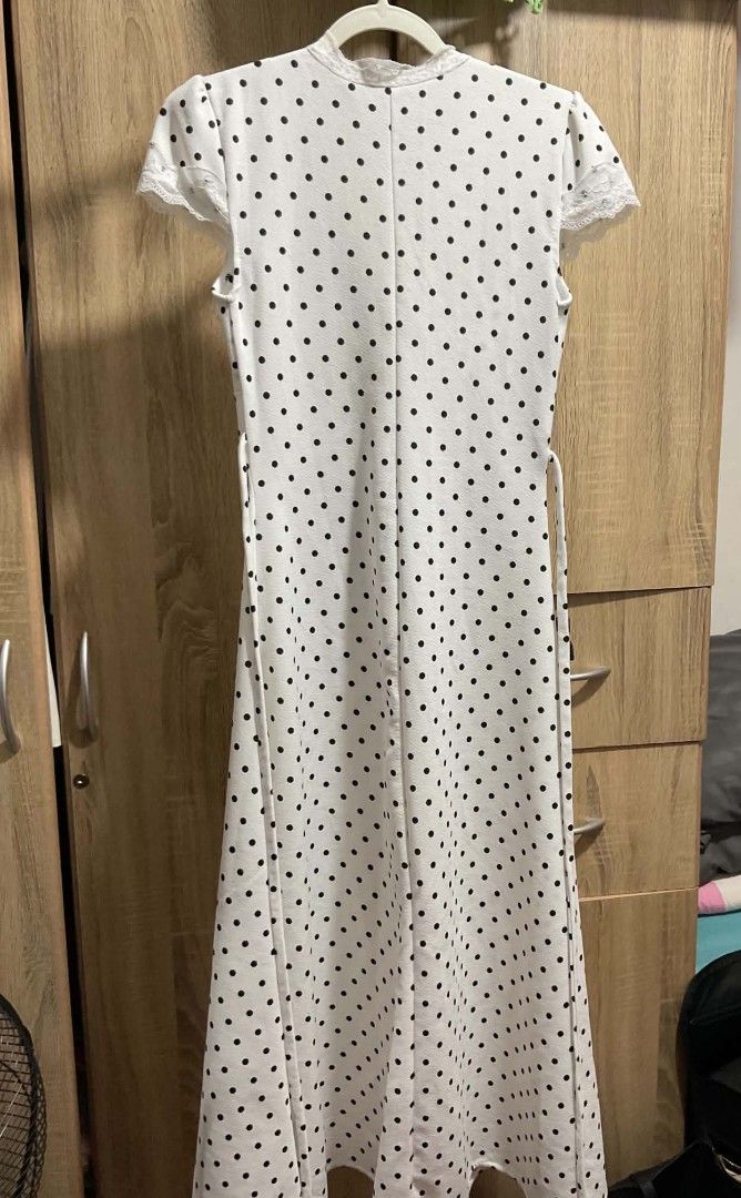 Polka dot dress - Maxi dress (Category: Dresses) located in Marikina City. Submitted by rm8108 (Listing ID 1451809485, Image 3). Description: - white polka dot dress - size xs - s - my height is 5'3 - used only once - can be tied also on the waist - no issues.