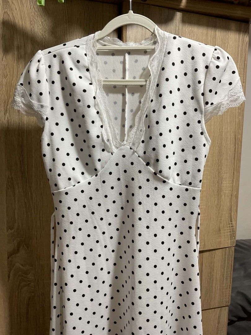 Polka dot dress - Maxi dress (Category: Dresses) located in Marikina City. Submitted by rm8108 (Listing ID 1451809485, Image 1). Description: - white polka dot dress - size xs - s - my height is 5'3 - used only once - can be tied also on the waist - no issues.
