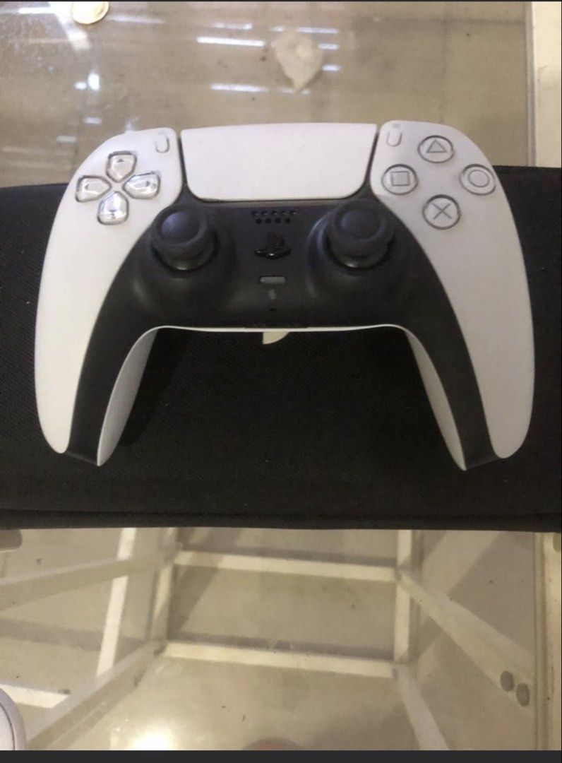 Ps5 controller (Category: Controllers) located in Gombak. Submitted by sammuyi (Listing ID 1451744591, Image 2). Description: Letting go of my ps5 controller . Original come with the game .