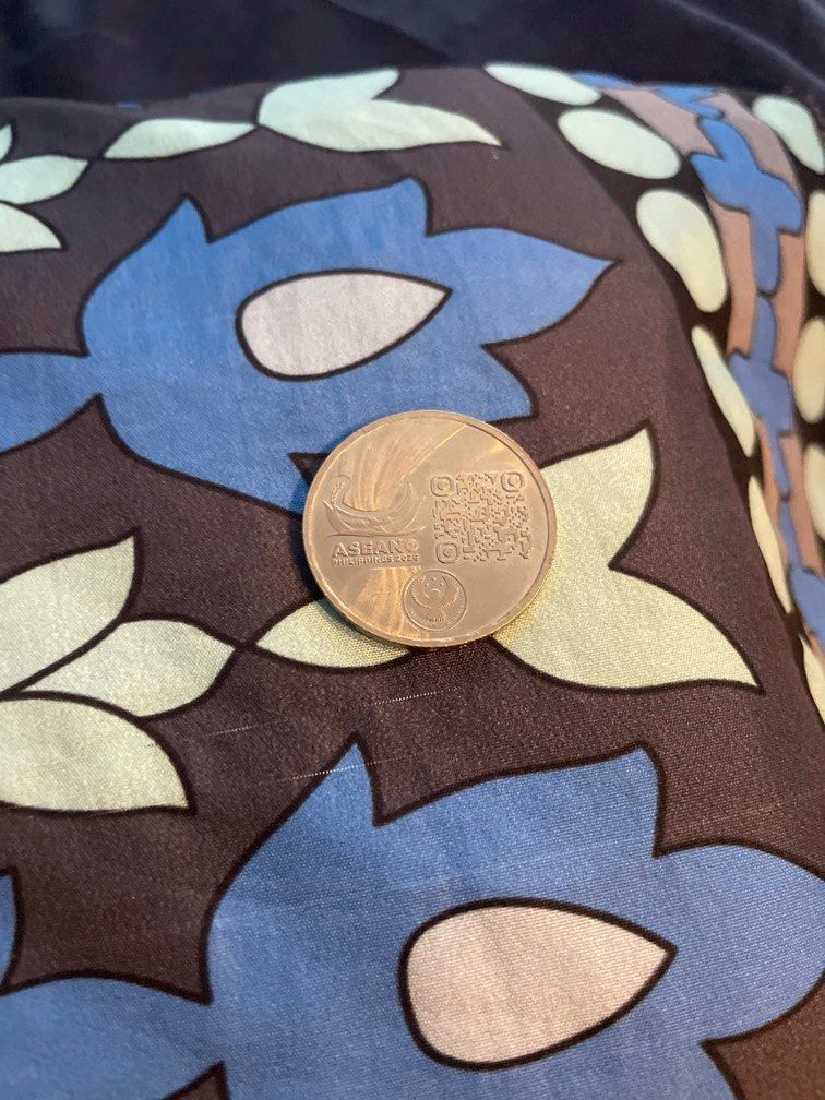 Rare coin (Category: Currency) located in Quezon City. Submitted by istelle.m (Listing ID 1451759102, Image 1). Description: Ten peso commemorative coin. ASEAN in good condition.