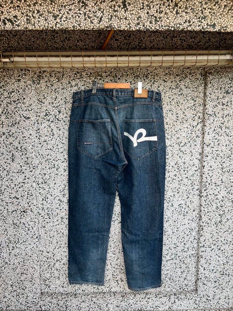 Rocawear White Bigprint (Category: Jeans) located in Manila. Submitted by junkboyz (Listing ID 1451862303, Image 2). Description: Good Condition✅ waist - 38 length - 44 thigh - 15 hem - 9 FLAWS : Minimal Crack Prints .