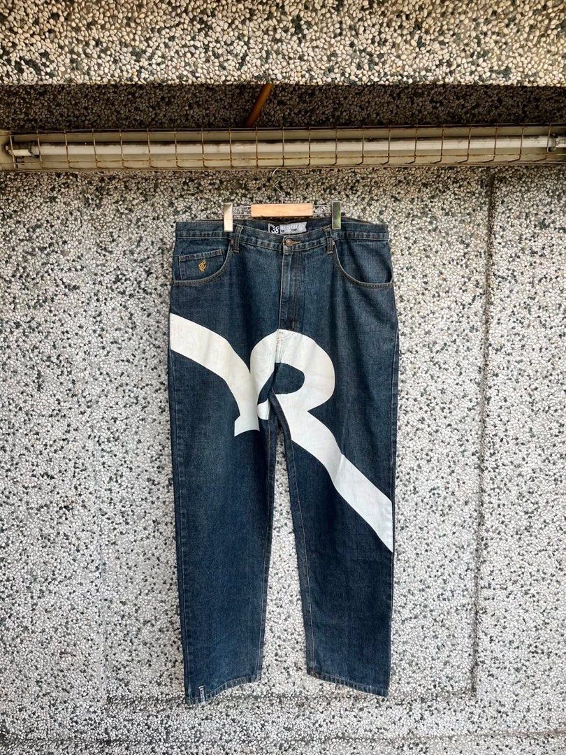 Rocawear White Bigprint (Category: Jeans) located in Manila. Submitted by junkboyz (Listing ID 1451862303, Image 1). Description: Good Condition✅ waist - 38 length - 44 thigh - 15 hem - 9 FLAWS : Minimal Crack Prints .