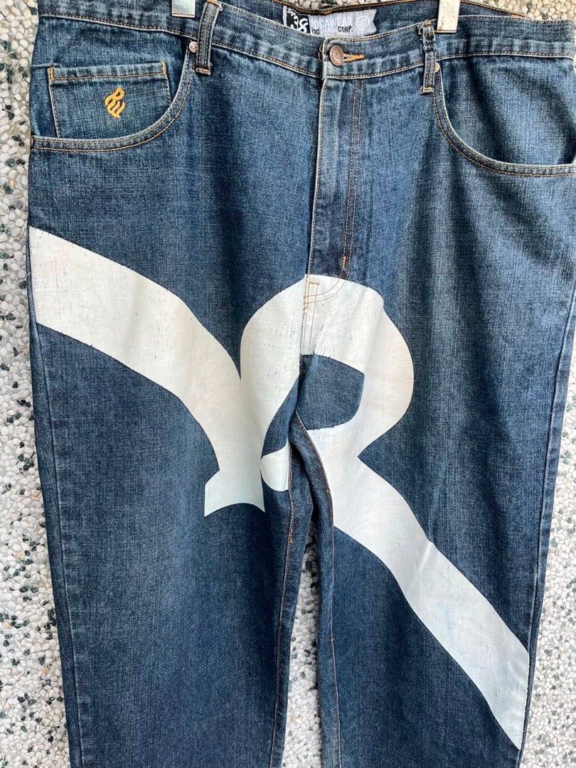 Rocawear White Bigprint (Category: Jeans) located in Manila. Submitted by junkboyz (Listing ID 1451862303, Image 3). Description: Good Condition✅ waist - 38 length - 44 thigh - 15 hem - 9 FLAWS : Minimal Crack Prints .