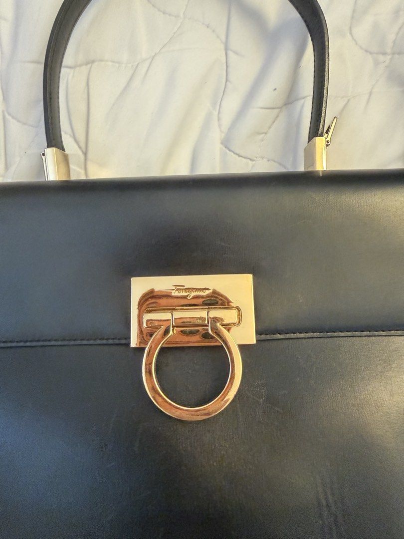 Salvatore ferragamo （分類：手袋及銀包）位於 Hong Kong。 由 baobaowowofat 提交（商品編號 1451702070，圖片 2）。簡介： Salvatore ferragamo 手袋 狀況良好 使用時很小心。