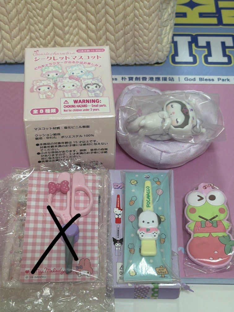 （全新）Sanrio 盲盒 kuromi melody pc狗 keroppi （分類：設計師玩具及盲盒）位於 Hong Kong。 由 hkyan530 提交（商品編號 1450693617，圖片 1）。簡介： Kuromi$65(hold) Melody: sold PC狗$50 Keroppi$20 全新未使用，只開封影相！ *可換同系列kitty/布甸狗 *可紅線交收（葵興-尖沙咀） *郵寄/SF（按重量+錢，包裝費用） 「會包泡泡紙，但運送過程中有破損，請自行負擔！」 。
