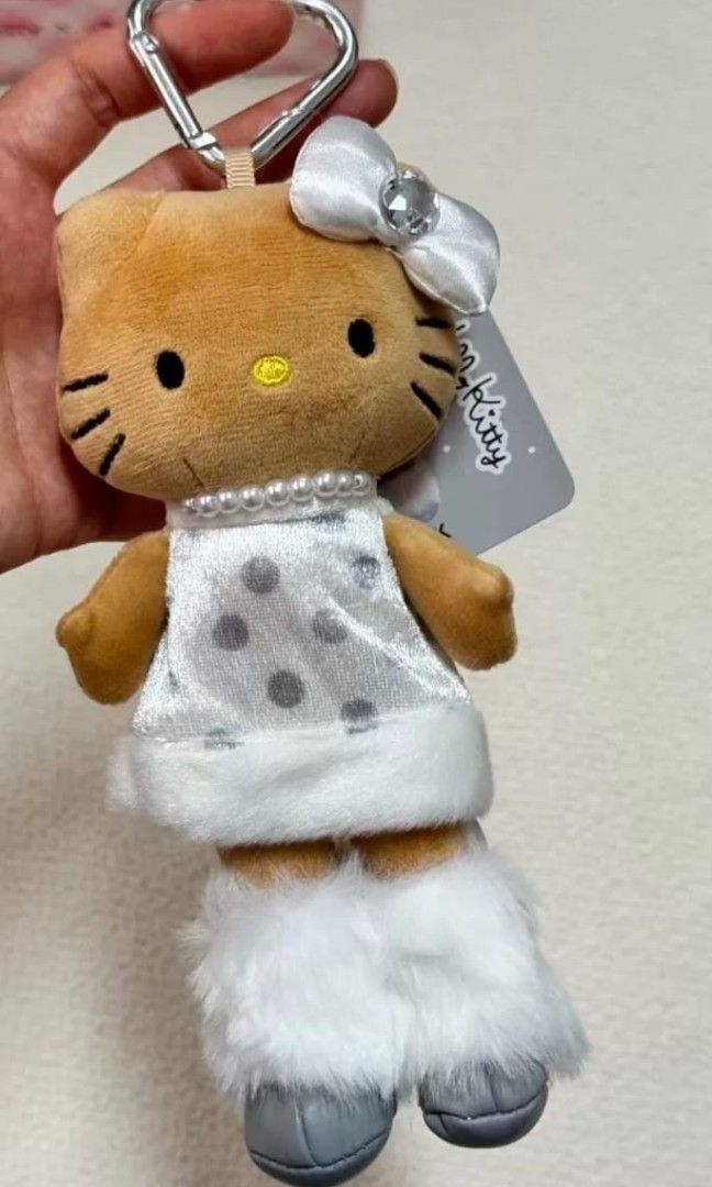 Sanrio Hello Kitty 長腿 公仔 掛飾 （分類：絨毛玩具）位於 Hong Kong。 由 samsambuddyshop 提交（商品編號 1451733584，圖片 1）。簡介： Sanrio Hello Kitty 長腿 公仔 掛飾 喜歡出價留比你👆 聯絡我😊。