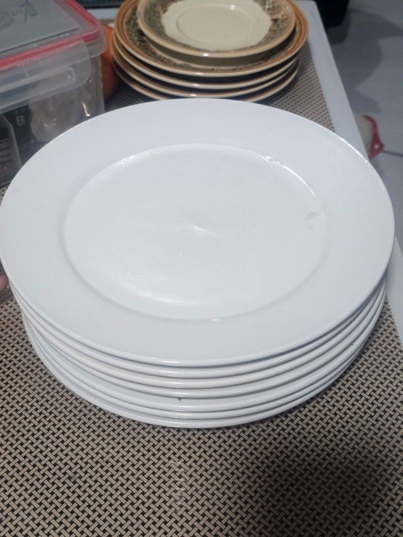 Set of 6 White Dinner Plates (Category: Dinnerware & Cutlery) located in Antipolo. Submitted by aellaine192 (Listing ID 1451796759, Image 1). Description: - Set of 7 classic white dinner plates - Versatile: Ideal for everyday use or special occasions .