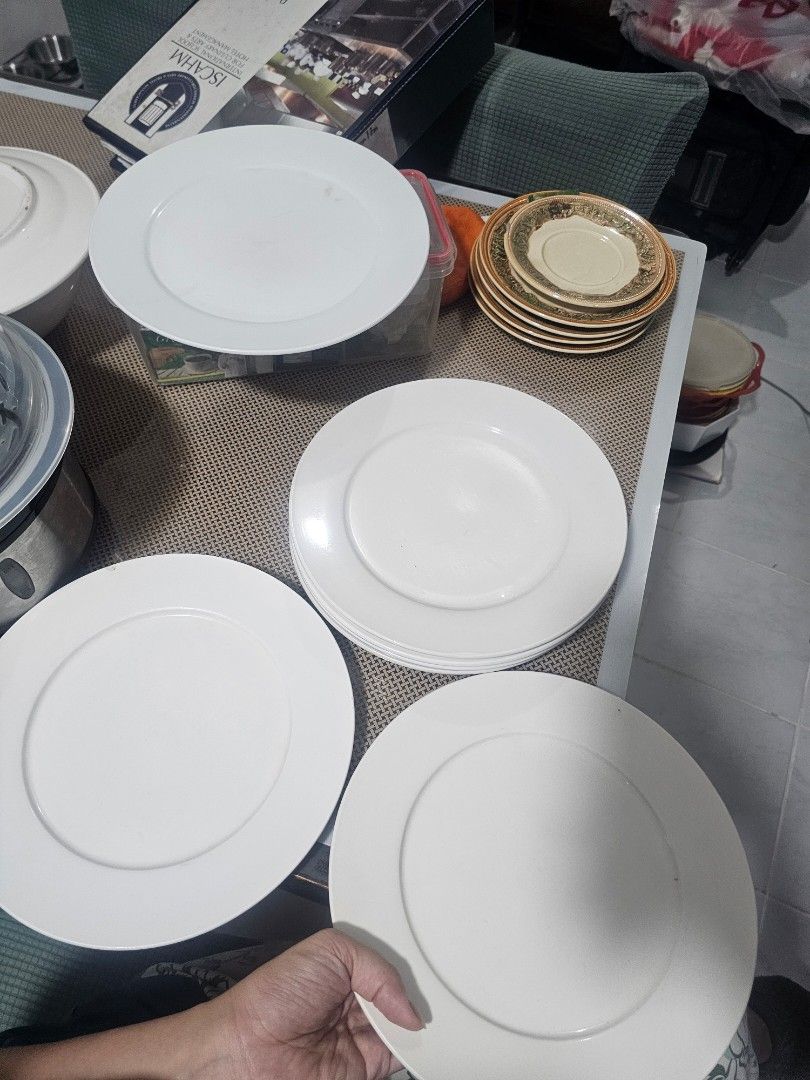 Set of 6 White Dinner Plates (Category: Dinnerware & Cutlery) located in Antipolo. Submitted by aellaine192 (Listing ID 1451796759, Image 2). Description: - Set of 7 classic white dinner plates - Versatile: Ideal for everyday use or special occasions .