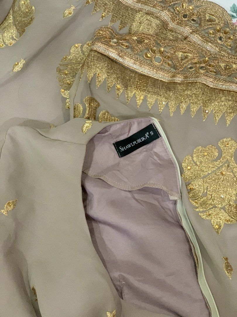 Shawlpublika Preloved (Pooja) (Category: Baju Kurung & sets) located in Pasir Gudang. Submitted by prelovedbyminoura (Listing ID 1451718357, Image 3). Description: Shawlpublika with gold embroidery on top and skirt. (POOJA MOCHA) - Size S - Masih cantik 👍.