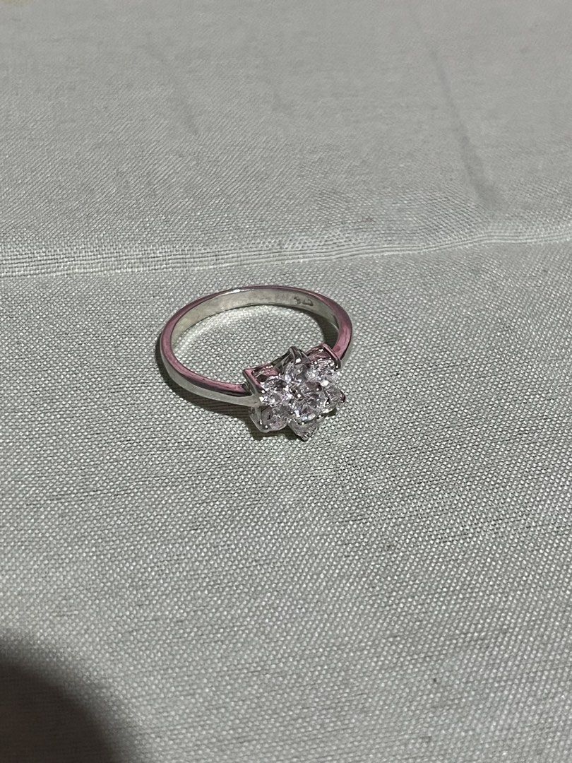 Silver Flower Ring with Clear Stones S925 (Category: Rings) located in Tagudin. Submitted by aljaneaddtoukart (Listing ID 1451799673, Image 1). Description: - Adorable flower-shaped ring - Features clear stones - Set in a silver-toned metal - Simple, classic band - Estimated size: 6 or 7 - Ideal for everyday wear - Makes a lovely gift - Adds a touch of sparkle.